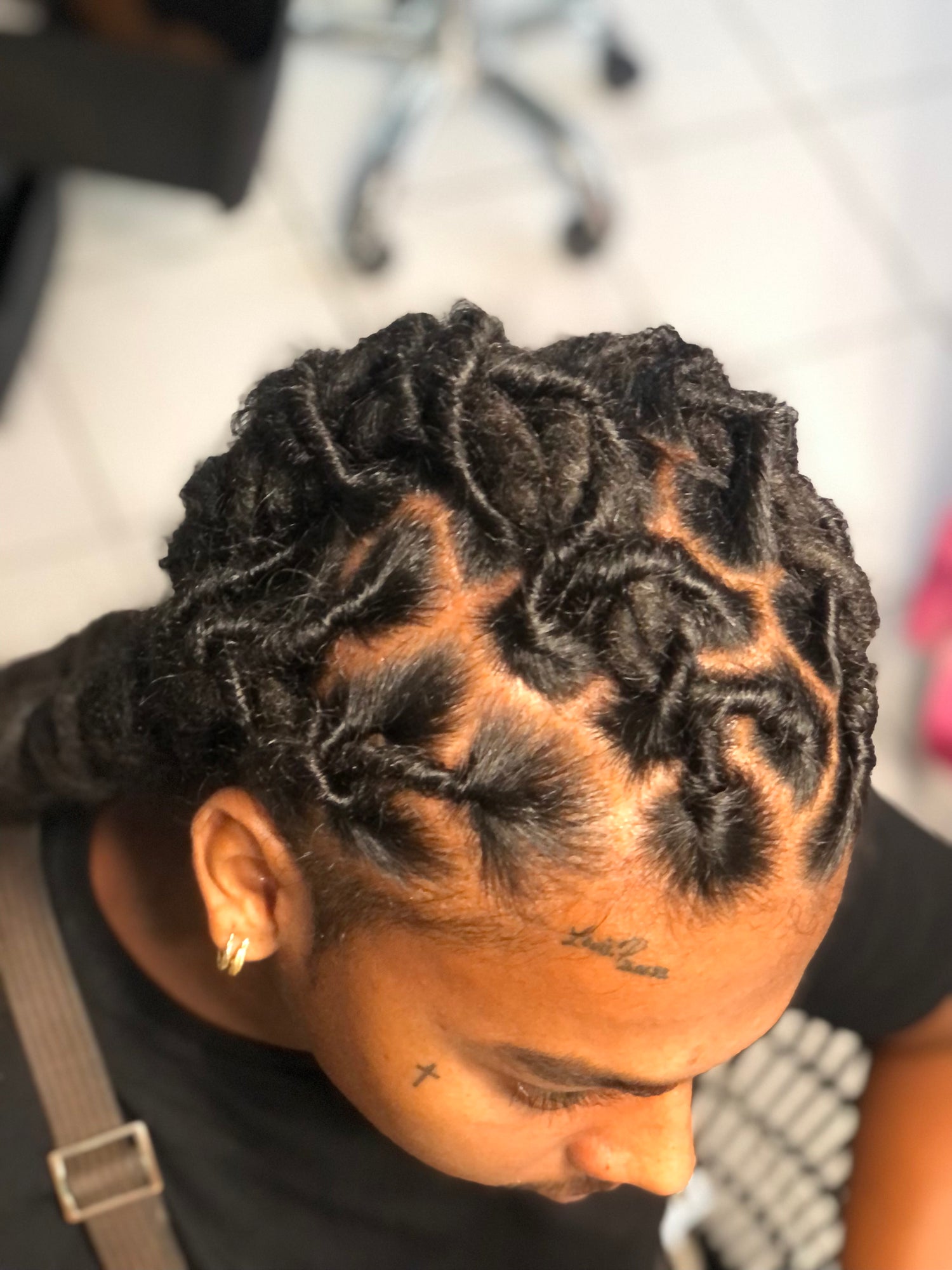 Explore notre collection de formations en présentiel dédiées à l’art des dreadlocks